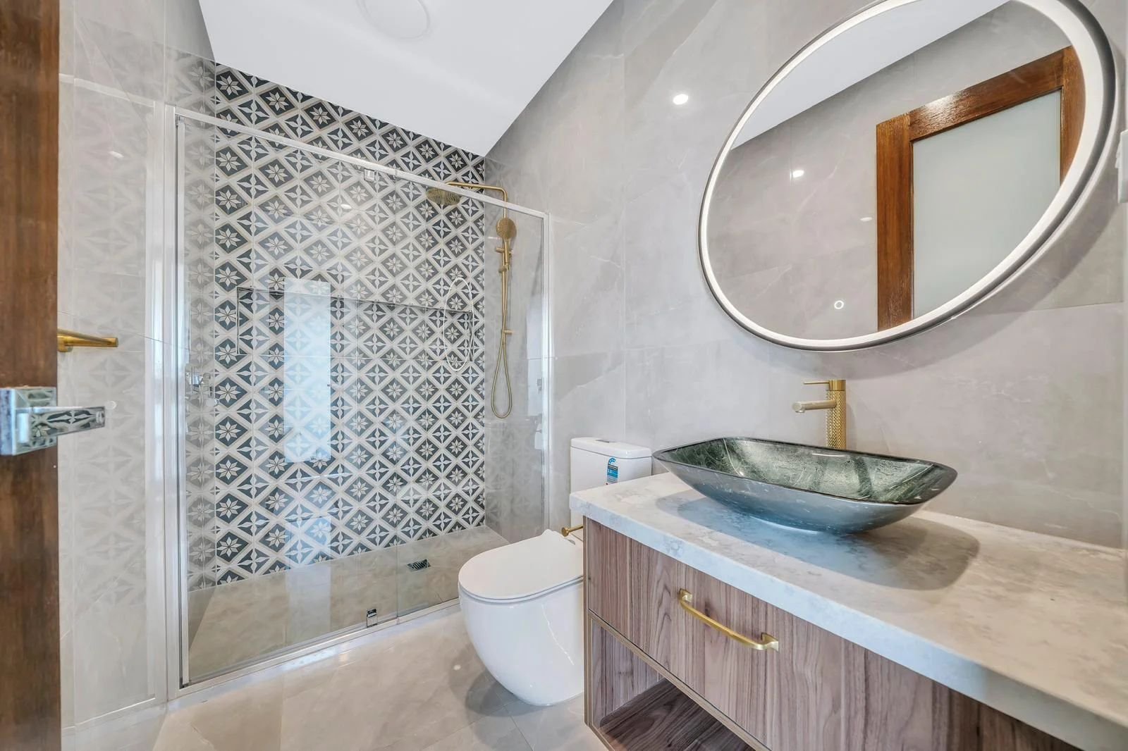 Patterned feature-tile bathroom