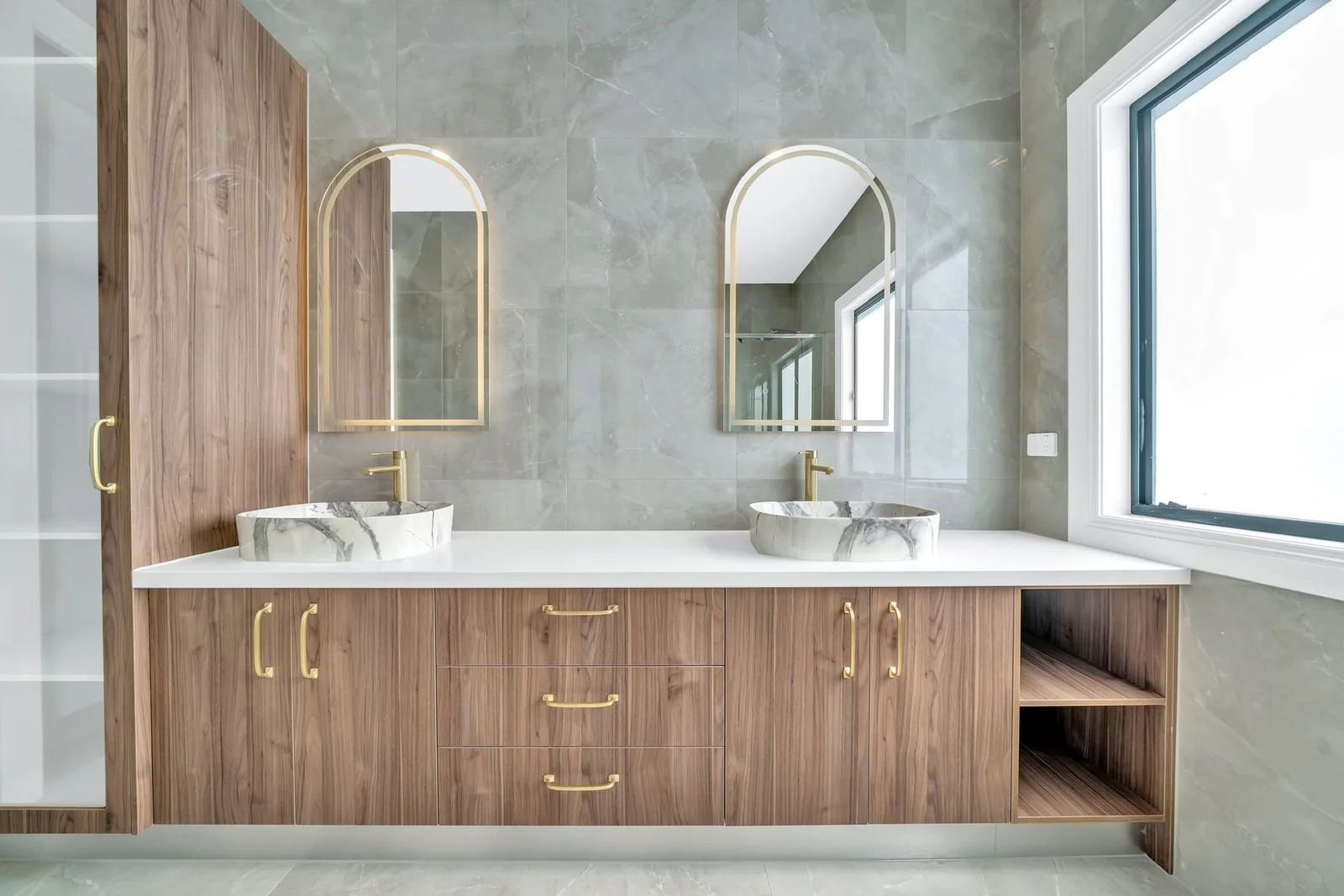 Double vanity with arched mirrors